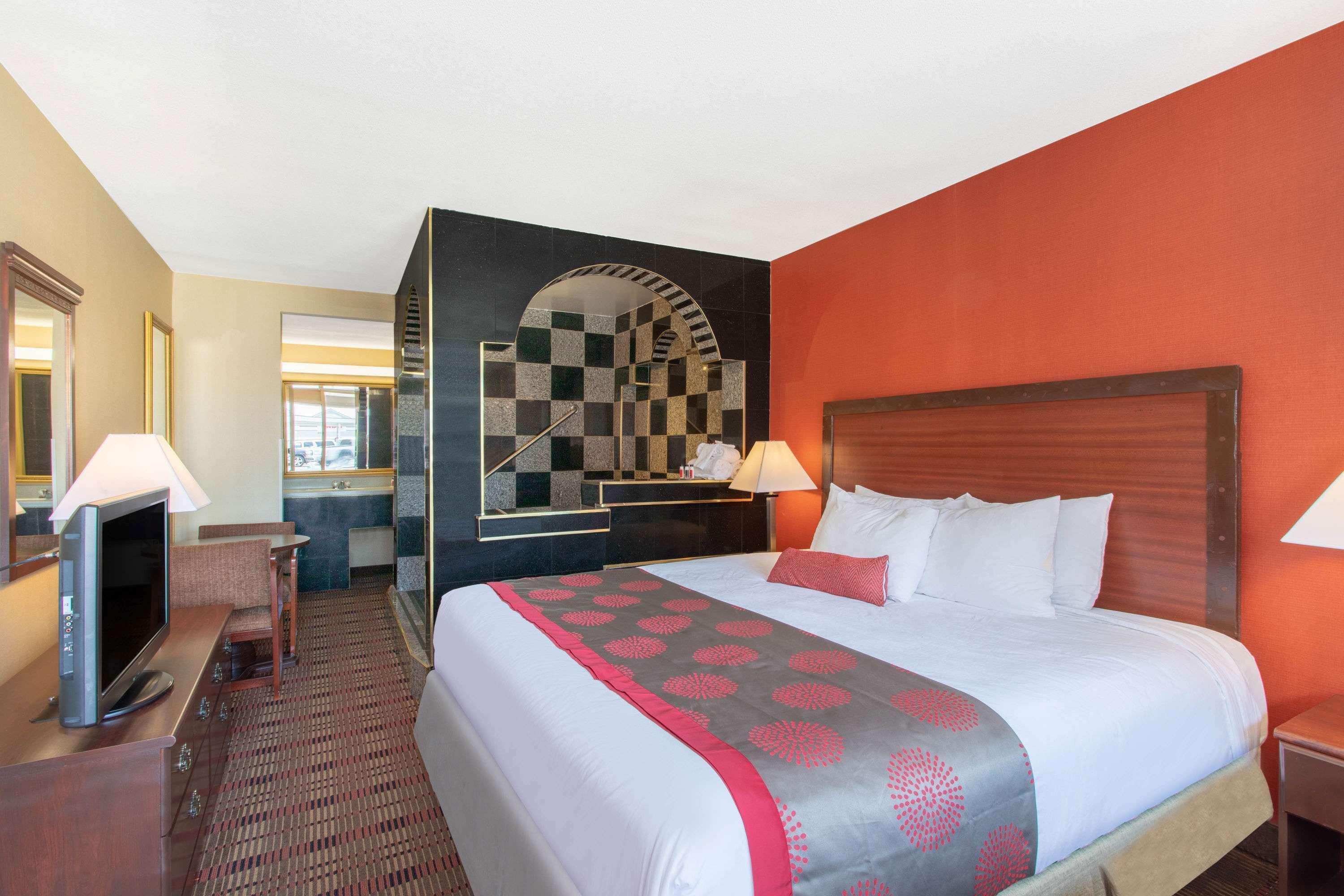 Ramada Limited Cockeysville Bagian luar foto