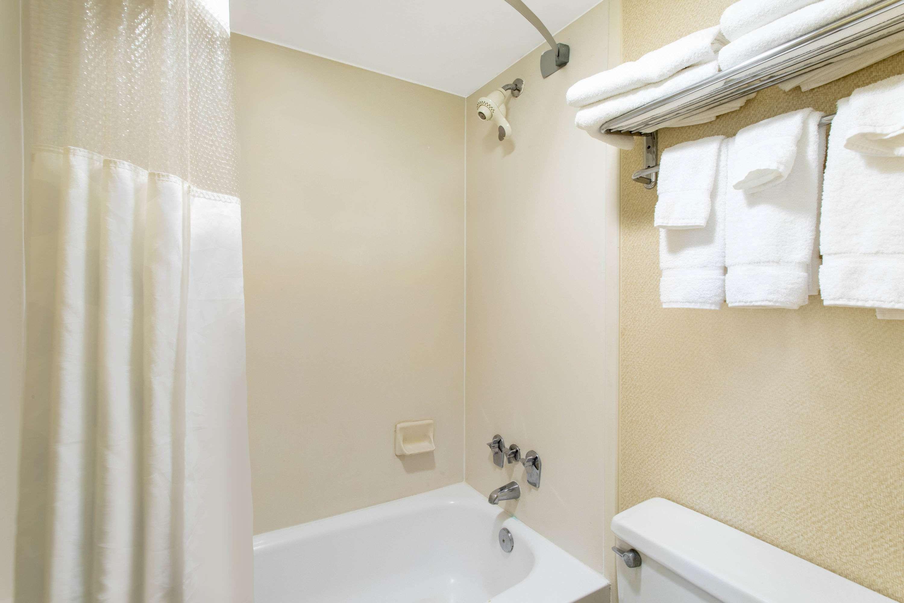 Ramada Limited Cockeysville Bagian luar foto