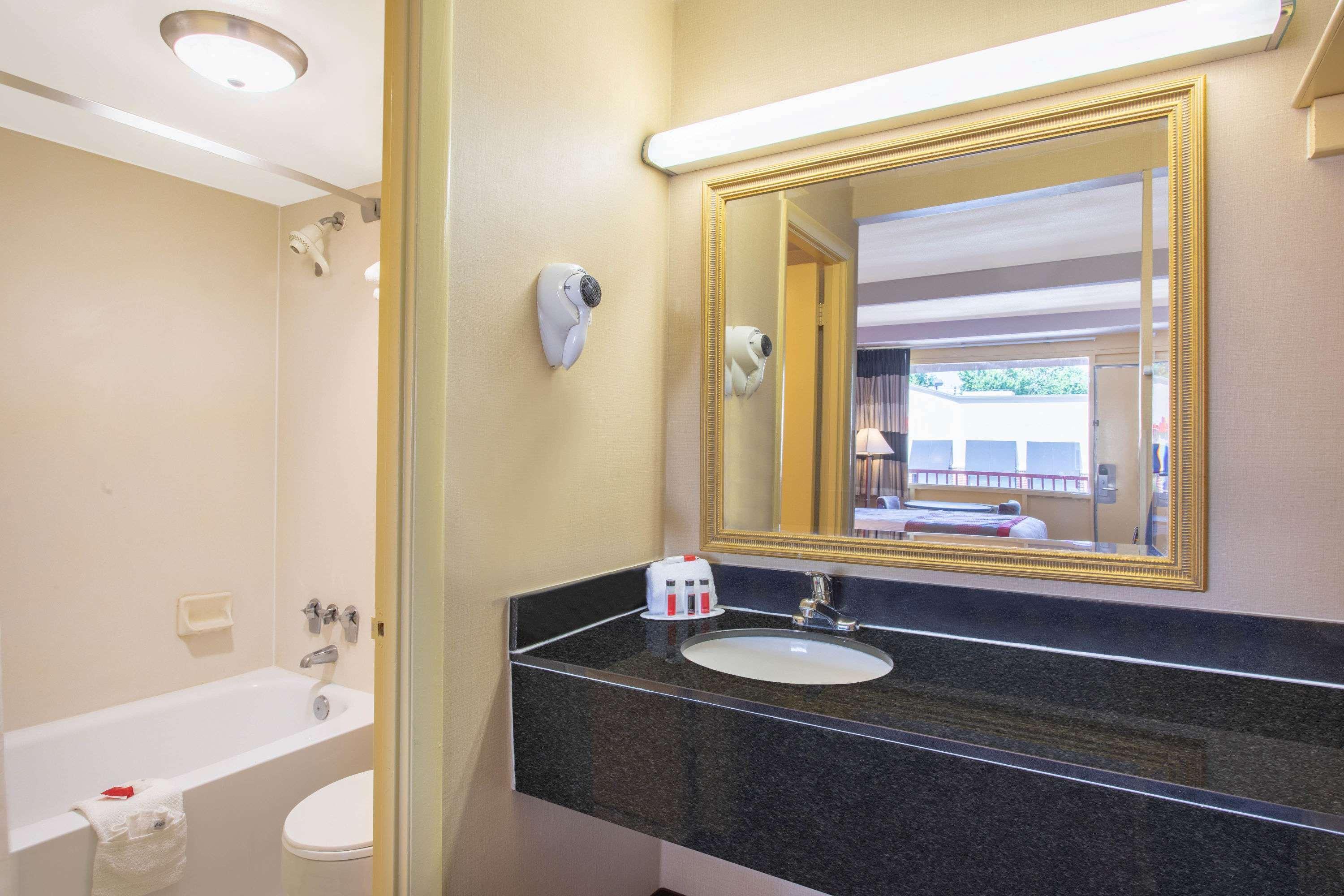 Ramada Limited Cockeysville Bagian luar foto