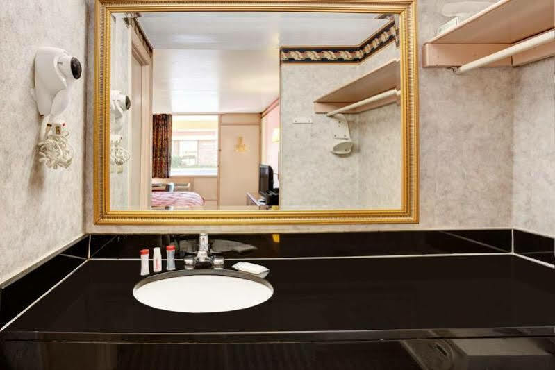 Ramada Limited Cockeysville Bagian luar foto