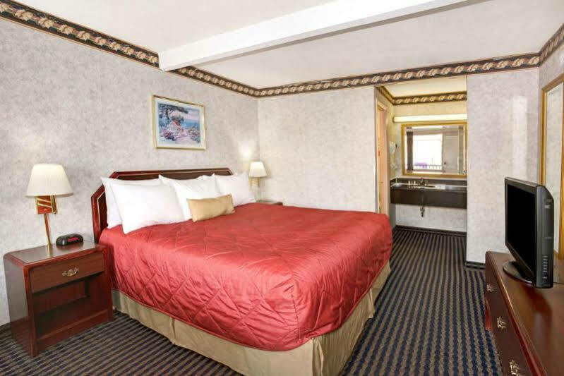 Ramada Limited Cockeysville Bagian luar foto